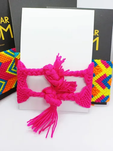 Vista 4 de Wayuu Fucsia Bracelet with Gold Elephant