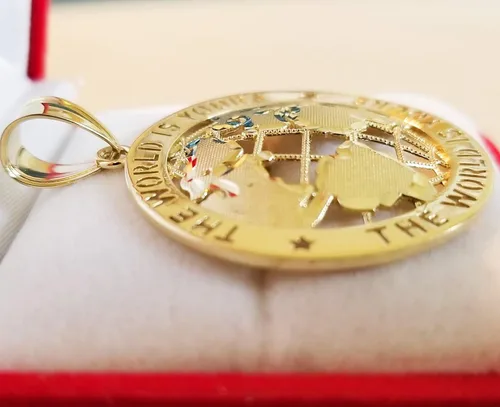 Vista 3 de AMZ Jewelry Dije de globo de oro amarillo de 10 quilates para hombre, 1.75 pulgadas, Oro amarillo
