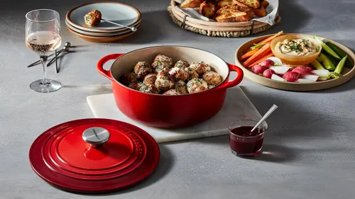 Vista 6 de Le Creuset - Horno holandés redondo poco profundo de hierro fundido, 2.75 cuartos de galón, Caribe