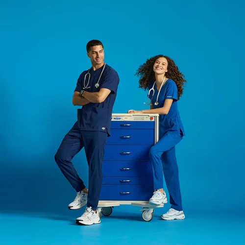 Vista 6 de Skechers Vitality by BARCO Crew - Camiseta médica con cuello en V cruzado, camiseta médica de tela sostenible para hombre