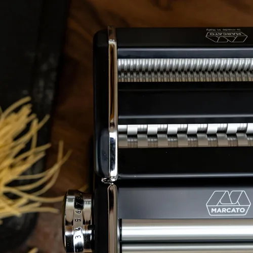 Vista 4 de Marcato Hecho en Italia Atlas+Máquina de pasta, negro. Rodillos de acero cromado y aluminio, doble cortador para lasaña, fettuccine y espagueti