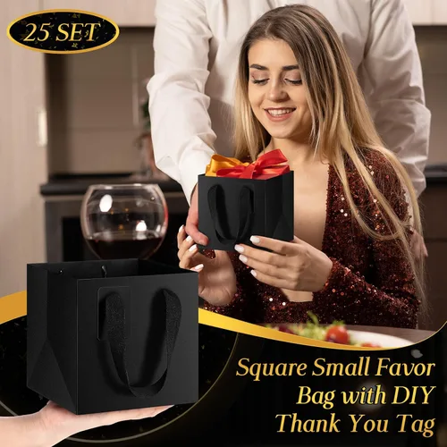 Vista 3 de Windyun 25 mini bolsas de regalo de papel con asa de 6 x 6 x 6 pulgadas, pequeñas bolsas cuadradas con etiqueta de agradecimiento para Navidad
