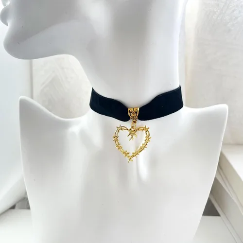 Vista 5 de Karol Bichota - Gargantilla de corazón Karol Merch, collar de corazón de Karol, corazón gótico dorado, accesorios KG para mujeres, collar Bichota