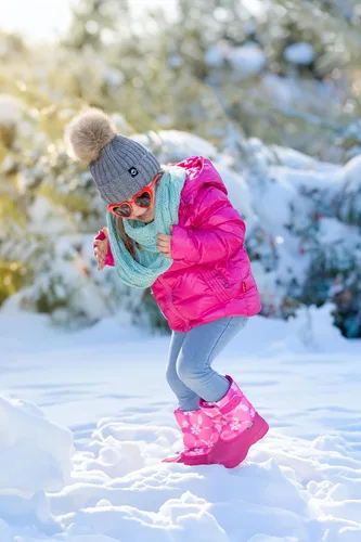 Vista 2 de Funky Junque Gorro de invierno para niños pequeños, gorro con pompón para niña, gorro de bebé desmontables, gorro de calavera cálido de punto a