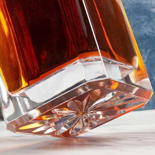 Vista 4 de Personalized Whiskey Decanter Set with Glasses - 7 Design Options - Custom Engraved Liquor 27 oz, Bourbon Decanter for Men Dad Birthday Graduation