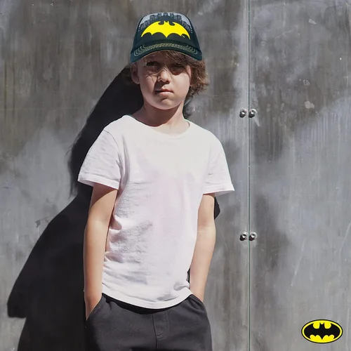 Vista 4 de DC Comics Gorra de béisbol de Batman para niños, de 4 a 12 años, logotipo amarillo con diseño de Ciudad Gotham, cierre ajustable, 100% algodón
