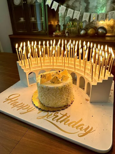 Vista 5 de Velas altas de cumpleaños doradas para decoración de pasteles y mesa, perfectas para un día especial de hito, elegantes velas de cumpleaños doradas