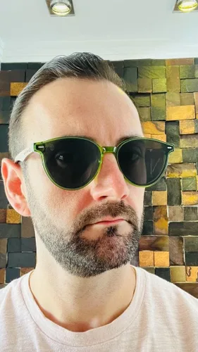 Vista 4 de Gafas de sol transparentes verdes redondas, lentes grises polarizadas, lentes rectas, patillas de madera, ligeras, cómodas y de moda, acabado