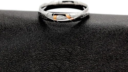 Vista 4 de Uloveido Anillos de compromiso de boda de acero inoxidable de titanio para parejas, grabados, amor real Y552