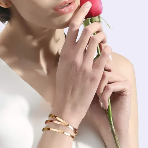 Vista 7 de Lolalet Pulsera fina abierta para novia esposa mamá chapada en oro rosa de 18 quilates pulseras ovaladas de amor acabado pulido liso joyería