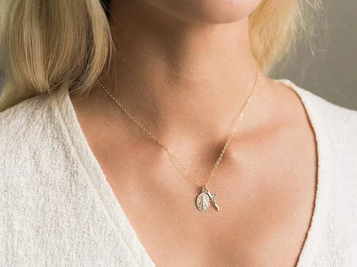 Vista 2 de AllenCOCO Collar de oro para mujer y niña plisado delicado y simple collar de gargantilla con dije de círculo entrelazado cruz de Virgen María No es