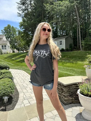 Vista 3 de Country Music Shirt Women Small Town Girl Shirt Vintage Letter Graphic Tee Tops Casual Short Sleeve Tops