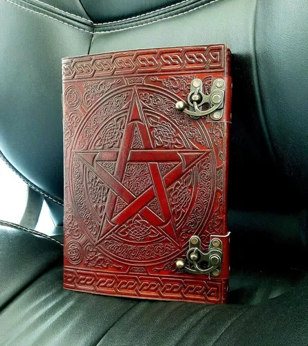 Vista 2 de Diario de piel con diseño de pentáculo grimoire, color marrón, tamaño grande, color negro