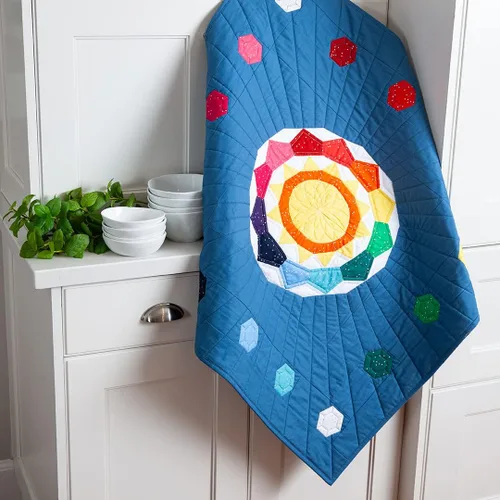 Vista 4 de Riley Blake Kit de proyecto de edredón del mes: diseños fáciles de hacer tú mismo para cada temporada, para acolchar, ropa, manualidades y Almohada
