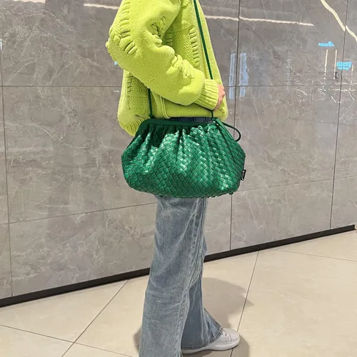 Vista 4 de NAARIIAN Bolsa de dumpling, bolso de mano para mujer, bolso de hombro para mujer, bolso de mano de diseñador de nube, bolso tejido de piel sintética