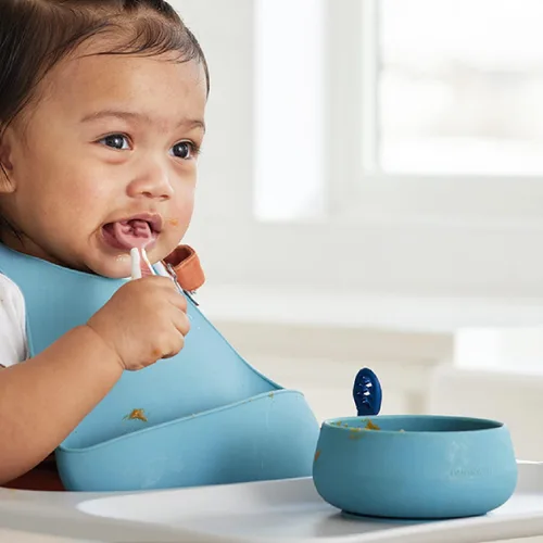 Vista 5 de NumNum Juego de tazones para bebé y 2 cucharas GOOtensils, tazones con succión para bebés de 4+ meses, succión extra fuerte antideslizante, 100%