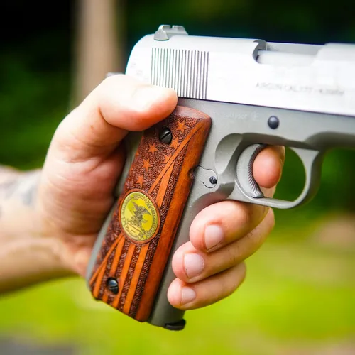 Vista 2 de URAY 1911 Tamaño completo 45 Trump Medallón y Puños de bandera – Empuñaduras híbridas de alta calidad CNC/hechas a mano para Colt, Kimber, Tauro