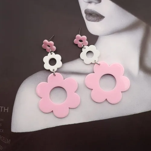 Vista 5 de Aretes acrílicos de flores para mujer, aretes colgantes de doble margarita, aretes florales de flores de resina para mujer, aretes Y2K de flores
