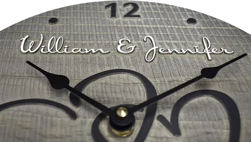 Vista 4 de Reloj de pared de madera personalizado de 11 pulgadas con corazones entrelazados para pareja, madera hecha a mano