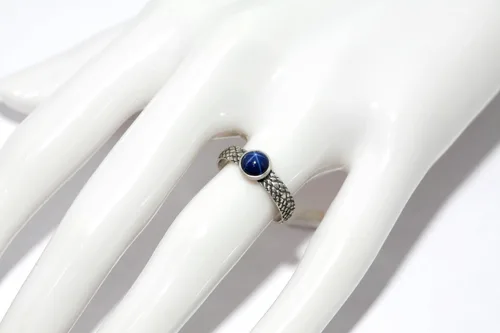 Vista 3 de Anillo de plata esterlina con diseño de dragón de zafiro azul creado en laboratorio