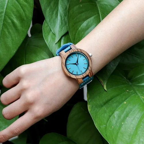 Vista 4 de BOBO BIRD Reloj de madera de bambú para hombre y mujer con correa de cuero de vaca azul, relojes casuales para el amor con caja