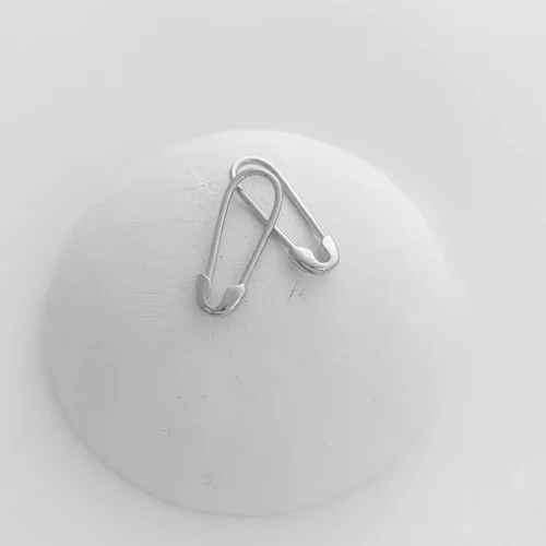 Vista 3 de HONEYCAT Mini aros de seguridad en oro, oro rosa o plata Joyería minimalista y delicada