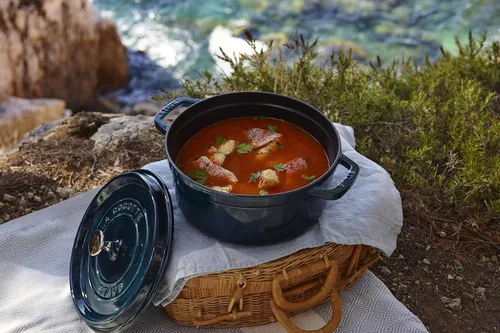 Vista 10 de Staub Cocotte Redondo 9.4 in La Mer