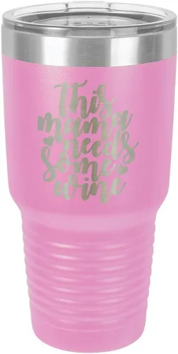 Vista 19 de Taza de viaje con texto en inglés "This Mama NEEDS SOME WINE 30oz con pajita grabada con láser, con divertidas citas en comparar con Yeti Rambler