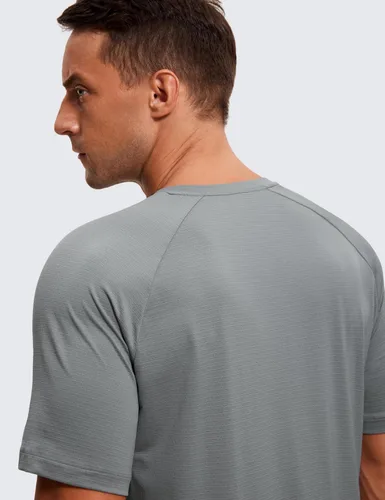 Vista 3 de CRZ YOGA Camisetas atléticas ligeras para hombre que absorben la humedad, camiseta de entrenamiento para correr, manga corta, camisetas de gimnasio