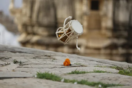 Vista 5 de De Kulture - Instrumentos de percusión musical tradicional india de latón Damroo (Mini), tambor hecho a mano, 3 x 4 pulgadas (DH)