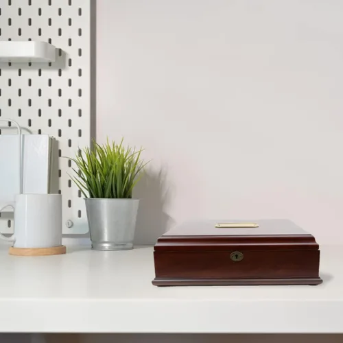 Vista 6 de Caja de madera estilo antiguo para tesoros y recuerdos con cierre en latón