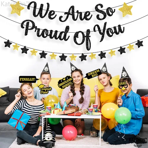 Vista 7 de KatchOn, Cartel con texto en inglés «We are So Proud of You» («We are So Proud of You») – Cartel de felicitaciones para decoraciones de graduación