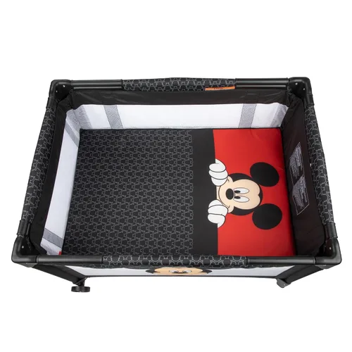 Vista 5 de Disney Baby® 3D Ultra Play Yard con moisés y bolsa de almacenamiento, Peeking Mickey