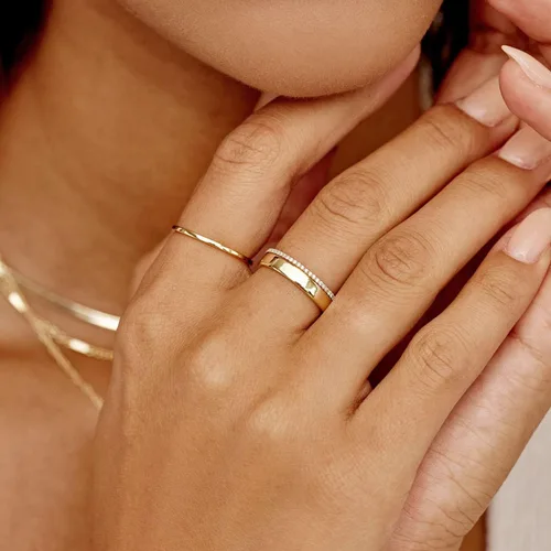 Vista 3 de Honsny 3 anillos de oro para mujeres y niñas, delicados anillos apilables de oro de 14 quilates, juego de anillos finos de oro para mujer, ajuste