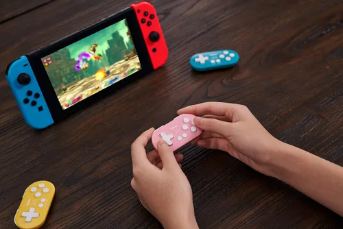 Vista 2 de 8Bitdo Zero 2 Mini Bluetooth Gamepad (Pink) para Switch, Windows, Android, macOS, Steam y Raspberry Pi, Mini controlador de tamaño llavero
