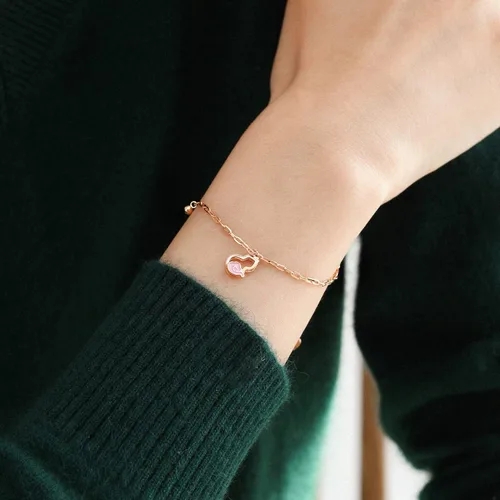 Vista 4 de CHOW SANG SANG Regalo para el Día de la Madre 18K Oro Rosa Calabaza Esmalte Rosa (Wulu) Pulsera de nube auspiciosa, collar para madres mamá