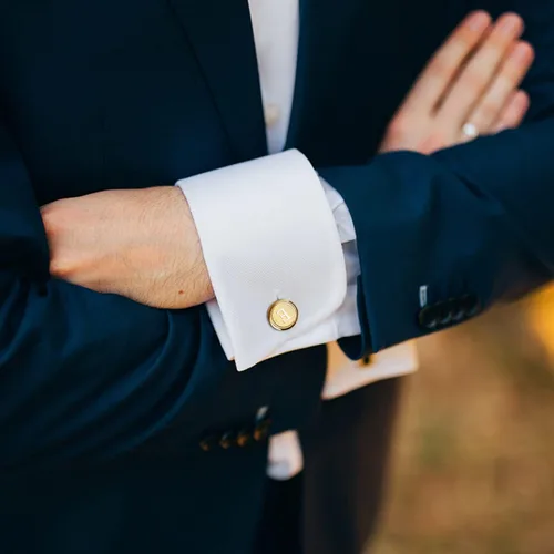 Vista 4 de LOYALLOOK Gemelos de oro con inicial para hombre, gemelos de cobre personalizados, gemelos de letra, regalo para novio, marido, padre, novio