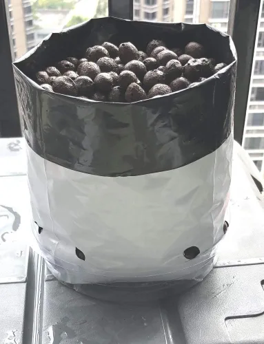 Vista 3 de HORTIPOTS Bolsas de cultivo de plástico blanco y negro de 0.5 galones (paquete de 100)