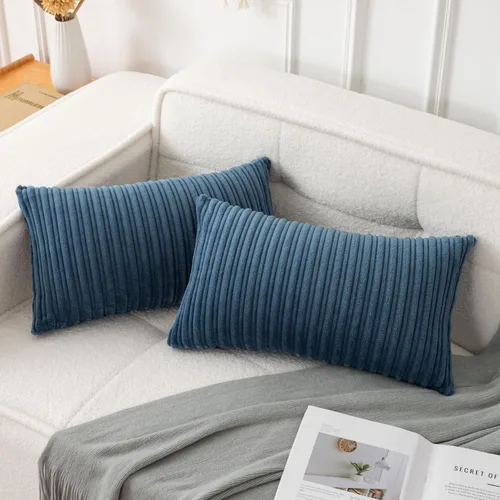 Vista 110 de UGASA - Fundas de almohada decorativas de terciopelo suave y sólidas de Navidad para sala de estar/sofá, 16 x 16 pulgadas, 2 unidades, color burdeos