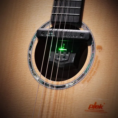 Vista 2 de Kepma AcoustiFex Go, pastilla de guitarra acústica, preamplificador y sistema de efectos
