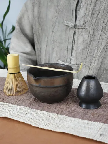 Vista 7 de Artcome Juego de té Matcha de lujo – Kit japonés de 4 piezas con tazón rústico de cerámica esmaltada en negro y asa, batidor de bambú, soporte