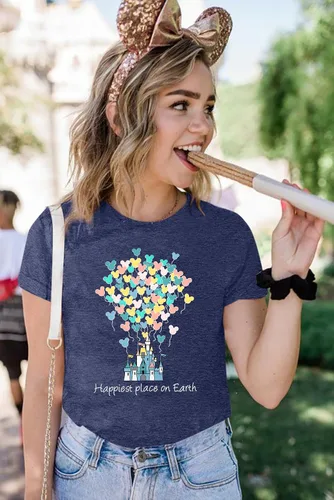 Vista 3 de Camisas mágicas para mujer, camisa Magic Kingdom, camiseta de manga corta con el lugar más feliz de la tierra, camiseta de vacaciones familiares