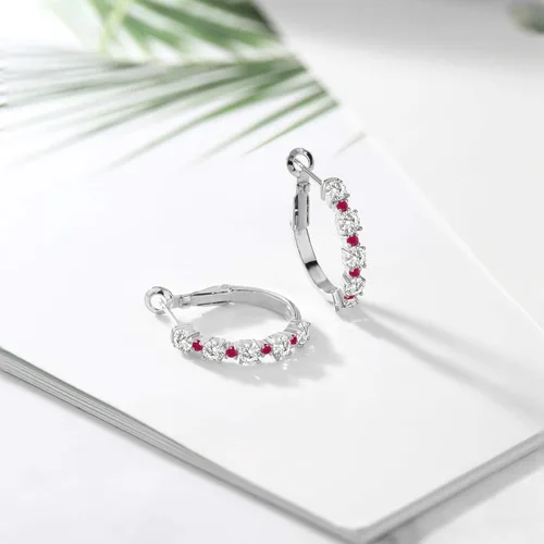 Vista 4 de Charles & Colvard and Ruby - Aretes de aro de plata de ley 925 para mujer, diseño clásico de moissanita Forever