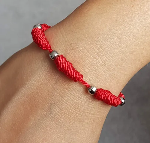 Vista 4 de MYSTIC JEWELS by Dalia - Pulsera de Cabalá - 7 nudos de hilo rojo con bolas - Unisex - Ajustable - Protección de los ojos - Buena suerte