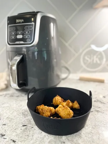 Vista 5 de The Silicone Kitchen Forro de silicona reutilizable para freidora de aire con imán de tabla de conversión, apto para lavavajillas, sin BPA, 7.5