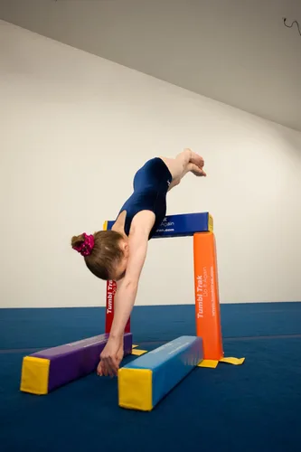 Vista 4 de Tumbl Trak Fun Stick - Obstáculo versátil de espuma para gimnasia, animación y danza, los colores pueden variar Versatile Gymnastics, Cheer, and