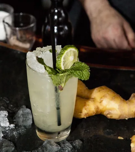 Vista 3 de Bormioli Rocco Nadia - Juego de 4 vasos enfriadores para bebidas frías, jugos y cócteles, 15.25 onzas