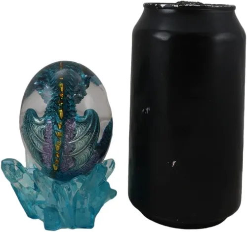 Vista 3 de Ebros Gift Fantasy Land of the Dragons - Pequeño dragón fósil cría durmiendo en cristal acrílico huevo con luz nocturna LED colorida, base de roca