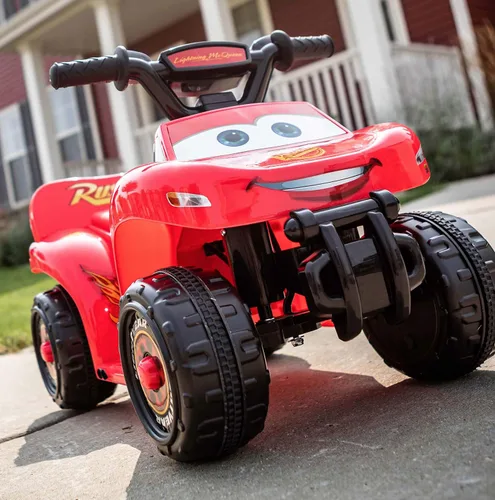 Vista 2 de Kid Trax - Cuatriciclo de juguete para montar con diseño de Rayo McQueen de Disney Cars para niños pequeños de 1 año y medio a 3 años