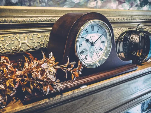 Vista 4 de Bulova B1929 Bulova Annette I - Reloj de mesa con campanada, Modelo B1929 Acabado clásico en caoba Melodía Westminster en cada hora Funciona